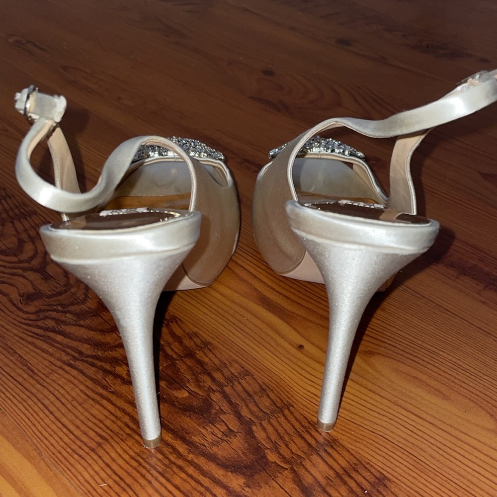 Badgley Mischka beautiful in excellent condition with box and dust bag. 8-1/2. - Picture 6 of 14